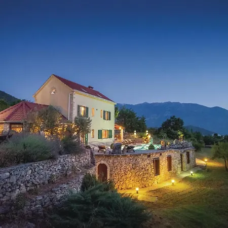 7 Bedroom Gorgeous In Semesterbostad *