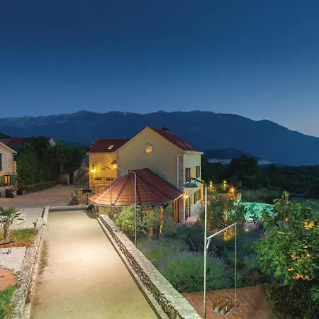 Semesterbostad 7 Bedroom Gorgeous In Grabovac (Split-Dalmatia)